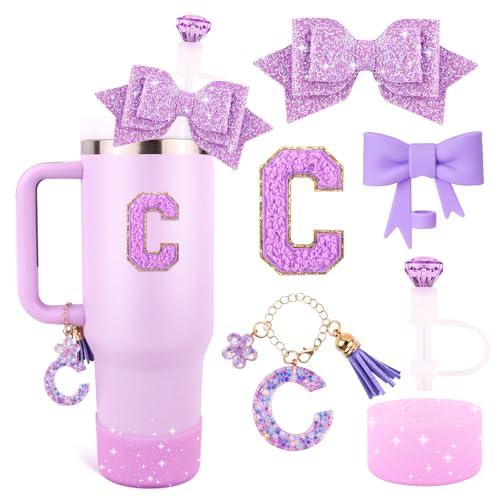 Violettes Tassen-Zubehör-Set für Stanley Becher mit Griff, Buchstaben-Charms, Schleife und Diamant-Strohabdeckungen, Glitzer-Silikonstiefel, personalisierter Aufkleber für Stanley Cup-Zubehör (C) von Lingdeer