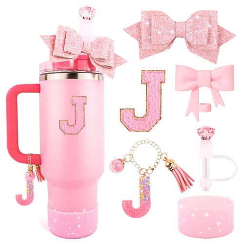 Pinkes Tassen-Zubehör-Set für Stanley Becher mit Griff, Buchstaben-Charms, Schleife und Diamant-Strohabdeckungen, Glitzer-Silikonstiefel, personalisierter Aufkleber für Stanley Cup-Zubehör (J) von Lingdeer