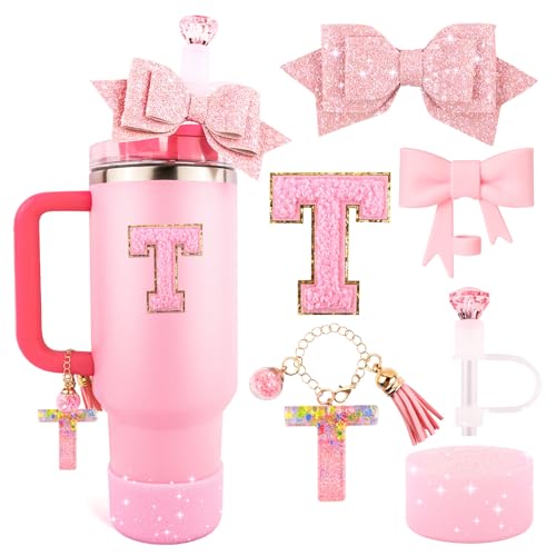 Pinkes Tassen-Zubehör-Set für Stanley Becher mit Griff, Buchstaben-Charms, Schleife und Diamant-Strohabdeckungen, Glitzer-Silikonstiefel, personalisierter Aufkleber für Stanley Cup-Zubehör (T) von Lingdeer