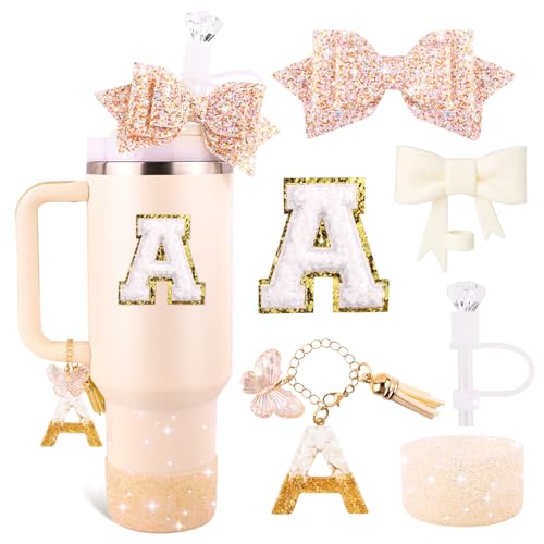 Weißes Tassen-Zubehör-Set für Stanley Becher mit Griff, Buchstaben-Charms, Schleife und Diamant-Strohabdeckungen, Glitzer-Silikonstiefel, personalisierter Aufkleber für Stanley Cup-Zubehör (A) von Lingdeer