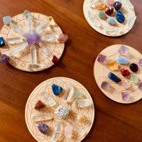 Sieben Chakren Heilsteine Mit Einer Stern Reihe Holzplatte von LinoCrystals