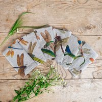 Ein Set Aus Handgeschöpften Stoffservietten Mit Libellen Am Seeufer von Linoroom