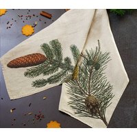 Set Leinengeschirrtücher Mit Fichten - Und Kieferndruck, Geschirrtücher Nadelbaumdesign, Bedrucktes Weihnachtsgeschirrtuch von Linoroom