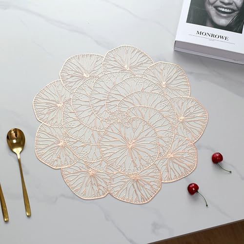 Lirzxin Tischsets 4er Set, Rund Platzdeckchen Set Abwaschbar Hitzebeständig rutschfest Hohl Blumen Muster PVC Platzset für Küche, Rosegold, 38CM Lirzxin Tischsets 4er Set, Rund Platzdeckchen Set Abwaschbar Hitzebeständig rutschfest Hohl Blumen Muster PVC Platzset für Küche, Rosegold, 38CM von Lirzxin