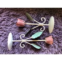 Paar Metall Tulip Kerzenständer/2Er-Set Taper Kerzenhalter Floral Boho Primitive Rustikale Bauernhaus Dekoration von LisasPiecesBoutique