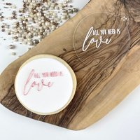 All You Need Is Love Cookie Embosser, Valentines Keks Ausstechform, Liebe Ausstechform, Zuckerguss Stempel, Herz Stempel von LissieLoves