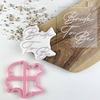 Bride To Be in Delicate Font Ausstecher Und Prägung, Hen Party Cookie Stempel, Hochzeit Braut Briefkasten Ideen von LissieLoves