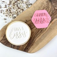 Hugs & Kisses Style 2 Keksstempel, Valentinstag Keks Cutter, Love Cookie Cutter, Icing Stamp, Herz Stempel, Keksstempel von LissieLoves