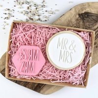 Mr & Mrs Mit Pfeil Cookie Stempel, Hochzeit Prägung, Floral & Cutter, Braut Party Cutter von LissieLoves