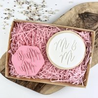 Mr &mr in Bluebell Schrift Cookie Stempel, Hochzeit Prägung, Floral & Mrs Cutter, Braut Party Cutter von LissieLoves