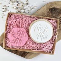 Mr &mrs in Bluebell Schrift Cookie Stempel, Hochzeit Prägung, Floral & Mrs Cutter, Braut Party Cutter von LissieLoves