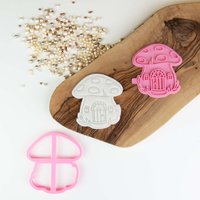 Toadstool Mit Türausstecher Und Stempel Von Mays Bakes, Fairy Cookie Embosser, Briefkasten Ideen, Feen Stempel, Keks Dekoration von LissieLoves