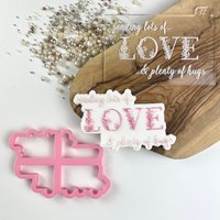 Viel Liebe in Floraler Schrift Ausstechform Und Embosser, Valentinstag Ausstecher, Ausstechform, Eisstempel, Keksstempel von LissieLoves