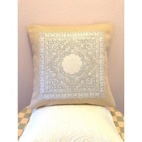Echtes Schweizer Hand-Besticktes Taschentuch-Kissenbezug 40.5x40.5 cm Aus Dicker Champagnerfarbener Baumwolle Für Alpine Opulenz von LiterarySeamstress