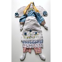 Deko-Puppe "Frühlingsengel", Baumwollstoff Und Spitze, Tür - Oder Wand-Deko, Einzelstück Deko-Puppe "Frühlingsengel", Baumwollstoff Und Spitze, Tür - Oder Wand-Deko, Einzelstück von LithaQuilts