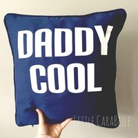 Daddy Cooles Kissen, Vatertagsgeschenk, Personalisiertes Kissen. Kinderzimmer, Wohndeko, Papakissen, Geschenk Daddy Cooles Kissen, Vatertagsgeschenk, Personalisiertes Kissen. Kinderzimmer, Wohndeko, Papakissen, Geschenk von LittleCarabelle