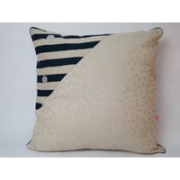 Kissen, Meeresstreifen Und Silberne Erbsen Auf Natürlichem Boden, Little Chéries von LittleCheries