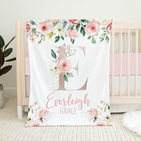 Personalisierte Babydecke, Rosa Blumen Monogramm Decke, Baby Mädchen Namen Shower Geschenk, Florale Bettwäsche von LittleDarlingsUS