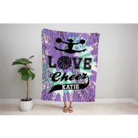 Personalisierte Cheer Decke, Tie Dye Cheerleader Weihnachtsgeschenk, Namensdecke, Mädchen Decke Lila, Gifts Für von LittleDarlingsUS