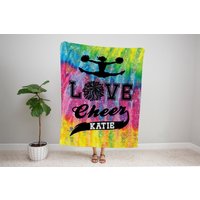 Personalisierte Fröhliche Decke, Regenbogen Krawattenfarbe Namensdecke, Mädchen Cheerleader Geschenk Für Mädchen, Weihnachtsgeschenk von LittleDarlingsUS