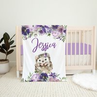 Personalisierte Igel Babydecke, Baby Mädchen Decke, Lila Floral Wald Decke Shower Geschenk, Namensdecke von LittleDarlingsUS