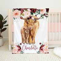 Personalisierte Kuh Babydecke, Burgunder Blumen Baby Mädchen Decke, Babypartygeschenk, Highland Babydecke Krippe Bettwäsche von LittleDarlingsUS