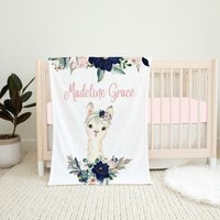 Personalisierte Lama-Babydecke, Baby-Mädchen-Decke, Marine Und Rosa Geblümte Babydecke, Baby-Dusche-Geschenk, Lama-Bettdecke, Lama-Kinderzimmer von LittleDarlingsUS