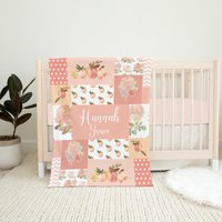 Personalisierte Pfirsich Babydecke, Baby-Mädchen-Decke, Baby-Dusche-Geschenk, Krippe Bettwäsche, Baby Name Decke, Blumen Kindergarten Koralle von LittleDarlingsUS