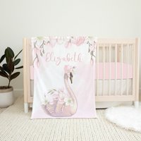 Personalisierte Schwan Babydecke, Geblümte Baby Mädchen Decke, Namensdecke, Shower Geschenk, Bettwäsche, Kinderzimmer Rosa von LittleDarlingsUS