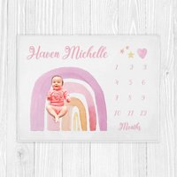 Regenbogen Meilenstein Decke, Baby Mädchen Decke, Shower Geschenk, Neue Mama Geschenk Monat Personalisierte Decke von LittleDarlingsUS