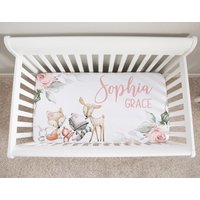 Waldtiere Bettlaken Personalisiert, Rosa Blumen Krippenlaken Name, Baby Mädchen, Bettlaken, Kinderzimmer von LittleDarlingsUS