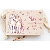 Baby Erinnerungskiste Mädchen - Geschenk Zur Geburt, Taufgeschenk, Personalisiertes Babygeschenk, Holzbox Mit Pferden Wunschname Xhl1018 von LittleDecoWandtattoo