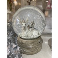 Hirsch Und Freunde Schneekugel, Schöne Holz/Rinde Design Basis, Rentier, Waldland, Eule, Eichhörnchen, Fuchs, Winterliche Szene, Weihnachtsgeschenk von LittleEmpireHomeware