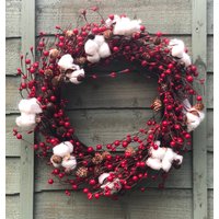 Traditioneller Weihnachtskranz Für Haustür Oder Wand, Rustikal, Rot Beere, Künstlich, Dekorationen, Beeren Und Glöckchen Traditioneller Weihnachtskranz Für Haustür Oder Wand, Rustikal, Rot Beere, Künstlich, Dekorationen, Beeren Und Glöckchen von LittleEmpireHomeware