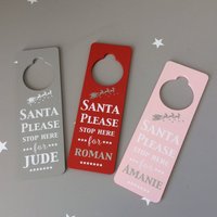Personalisierter Weihnachtsstopp Hier Zeichen, Kinderweihnachtstürschild von LittleEnglandGifts