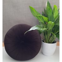 Braunes Rundes Dekokissen Samtstoff Schokobraun Kissen Mit Knopfdetail von LittleEstelleDecor