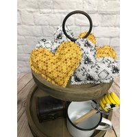 Handgemachte Stoff-Bienen-Herzen, Bienenwaben-Stoff-Herzen, Tablett-Herzen von LittleFactoryCrafts