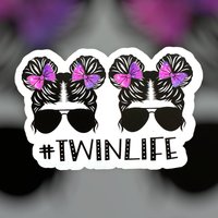 Twin Life 3 Zoll Vinyl Aufkleber Oder Magnete - Kostenloser Versand Designs Zur Auswahl Mädchen Zwillinge, Junge Zwillinge von LittleFairyLab