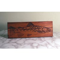 Geschnitzte Bachforelle Wandkunst - Rustikaler Fisch in Holz von LittleFlowerFarmFL