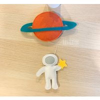 Planet Und Astronaut - Baby Deko von LittleFoxForBaby