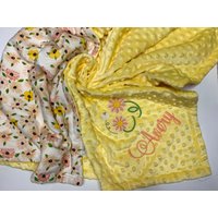 Daisies Flannel-Yellow Minky Lovey, 17"x17" Floral Lovey, Personalisierte Baby Decke Mit Namen Für Säugling, Kleinkind, Kind von LittleLambsThreeCo