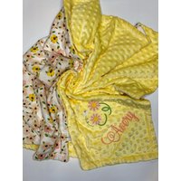 Gänseblümchen Flanell-Gelbe Minky Decke, Personalisierte Blumen Babydecke Oder Lovey, Decke Mit Namen Für Säugling, Kleinkind, Kind von LittleLambsThreeCo