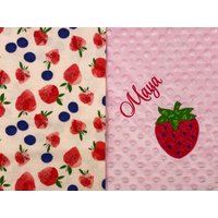 Personalisierte Erdbeer Babydecke, Tutti Fruitti Decke, Benutzerdefinierte Obst Thema Decke Für Jungen Oder Mädchen von LittleLambsThreeCo