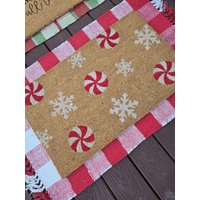 Pfefferminz Schneeflocke Weiß Weihnachten Fußmatte, Candy Cane Lane Rot-Weiße Festliche Fußmatte von LittleLieuandCo