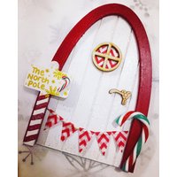 Rot Und Weiß, Nordpol Weihnachtstür. Candycane Elfentür Mit Personalisiertem Wegweiser Wimpelkette von LittleLivsHandmade