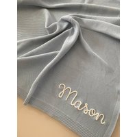 Handgestickte Personalisierte Babydecke, Weiche, Atmungsaktive Baumwollstrickdecke, Neugeborenengeschenk, Babypartygeschenk, Neugeborenengeschenk von LittleLullabyGifts