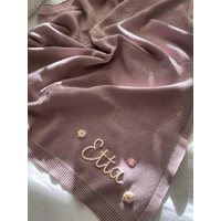 Personalisierte Babydecke, Handbestickt, Weiche, Atmungsaktive Baumwolle, Gestrickte Neugeborenen-Babygeschenk, Babypartygeschenk von LittleLullabyGifts
