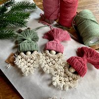 Kleiner Makramee Wichtel/Weihnachtswichtel Gnom Nikolaus Weihnachtsdeko Geschenkanhänger von LittleMacrameThings