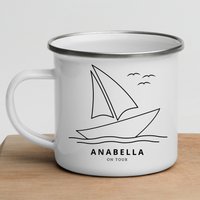 Personalisierte Emaille Tasse Für Segler Mit Namen Geschenk Segelboot Segeln Bootsbesitzer Zubehör Boot Lets Go Sailing Personalisierte Emaille Tasse Für Segler Mit Namen Geschenk Segelboot Segeln Bootsbesitzer Zubehör Boot Lets Go Sailing von LittleMathildaDE