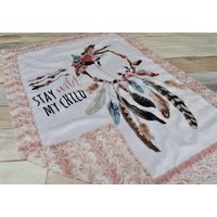Boho Traumfänger Decke - Feder Mädchen Baby Kinderzimmer Bleib Wild Mein Kind von LittlePeanutCompany